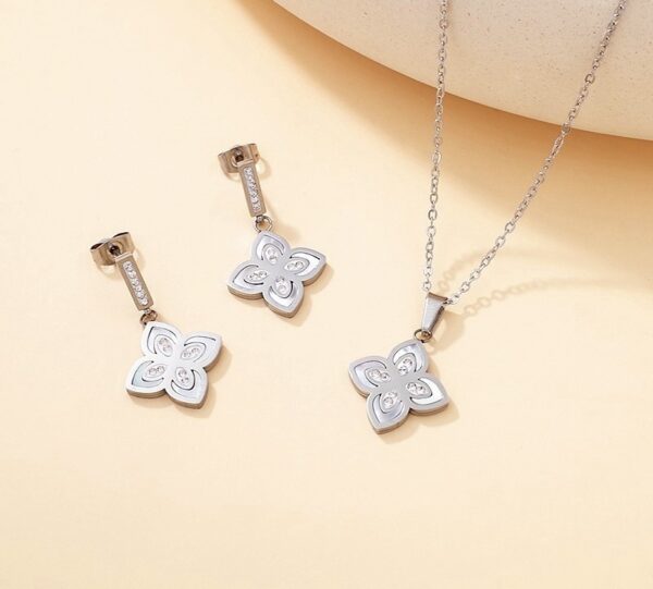 Silver White Clove Set